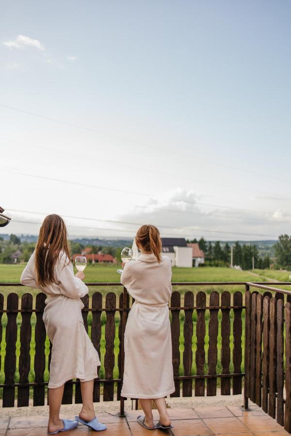 Girls Willa Krakow Exterior photo