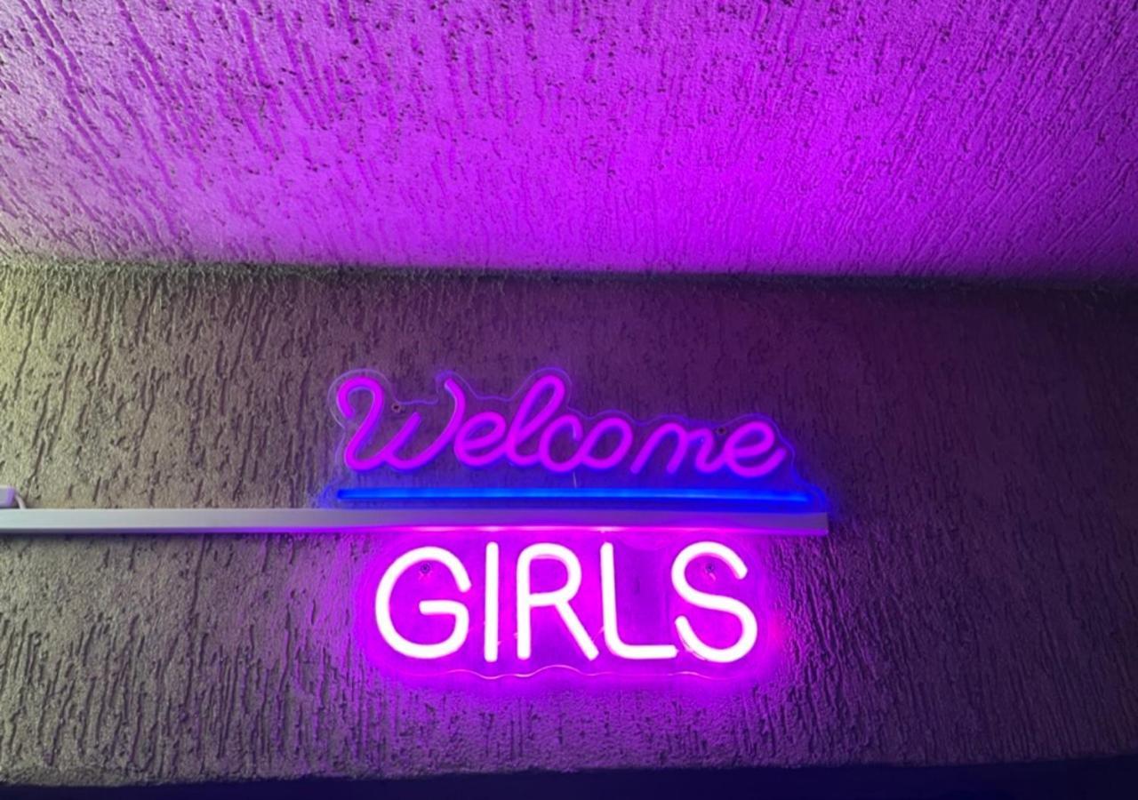 Girls Willa Krakow Exterior photo